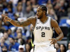 Kawhi Leonard of the San Antonio Spurs celebrates after scoring against the Dallas Mavericks in a December 2017 NBA game. (Image: AP/Tony Gutierrez)