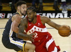 Kawhi Leonard of the Toronto Raptors drives by Klay Thompson of the Golden State Warriors. (Image: Porter Lambert/Getty)