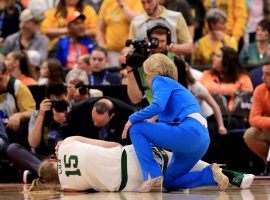 Baylor coach Kim Mulkey attends to junior forward Lauren Cox (15) after she injured her knee in the championship game against Notre Dame in Tampa, Florida. (Image: Getty)