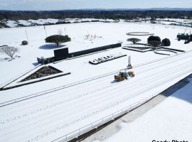 Unfortunately, there is no morning line on the snowplows at Oaklawn Park. The Arkansas track lost eight days of racing over two weekends to the winter storms. The snowplows (Image: Coady Photography)