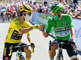 Primoz Roglic (Jumbo-Visma) and Peter Sagan (Boraâ€“Hansgrohe) in Stage 10. (Image: Cor Vos/Cycling Tips)