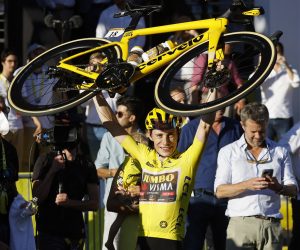 2022 Tour de France Le Paris Champion Jonas Vingegaard Jumbo-Visma yellow jersey