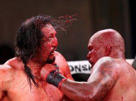 Tony Lopez (left) and Joey Beltran (right) punch through blood and sweat in a sport that hasn't been seen in the US since the 1800s. (Image: AP)