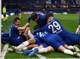 Chelsea's team celebrates Mason Mount's goal that gave the English club a 2-0 lead over Real Madrid in the return leg of the Champions League semifinals. (Image: Twitter / @ChelseaFC)