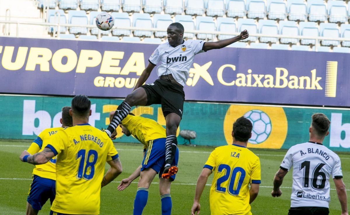 Diakhaby in action for Valencia vs Cadiz (Photo: @ValenciaCF / Twitter)