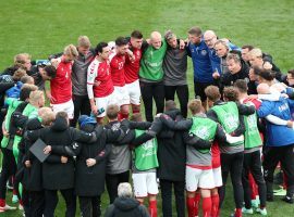 Denmark players and staff talk before returning to play against Finland on Saturday evening. (Image: Twitter/dbulandshold)