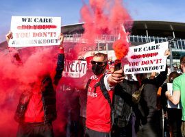 Arsenal fans showed up in their thousands to ask the American owners of the club to pull out. (Image: Twitter / @brfootball)