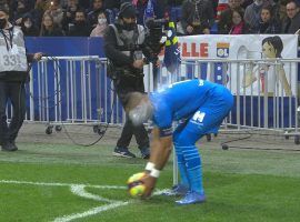 Payet was hit by a bottle as he was getting ready to take a corner in front of Lyon's supporters. (Image: Twitter/rmcsport)