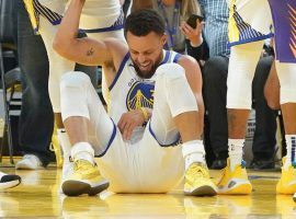 Golden State Warriors guard Steph Curry moments after he fractured his left hand against the Phoenix Suns. (Image: Porter Lambert/Getty)