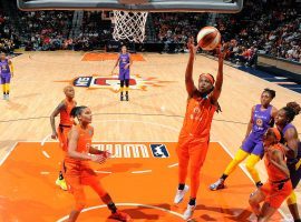 Jonquel Jones (player with ball) scored 27 points to lead the Connecticut Sun to a Game 2 victory over the Los Angeles Sparks in the WNBA semifinals. (Image: Brian Babineau/NBAE/Getty)