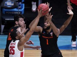 Maurice Calloo from the Oregon State Beavers hit a last-second shot against the Houston Cougars that determined the betting outcome of the first March Madness Elite 8 game. (Image: Darron Cummings/AP)