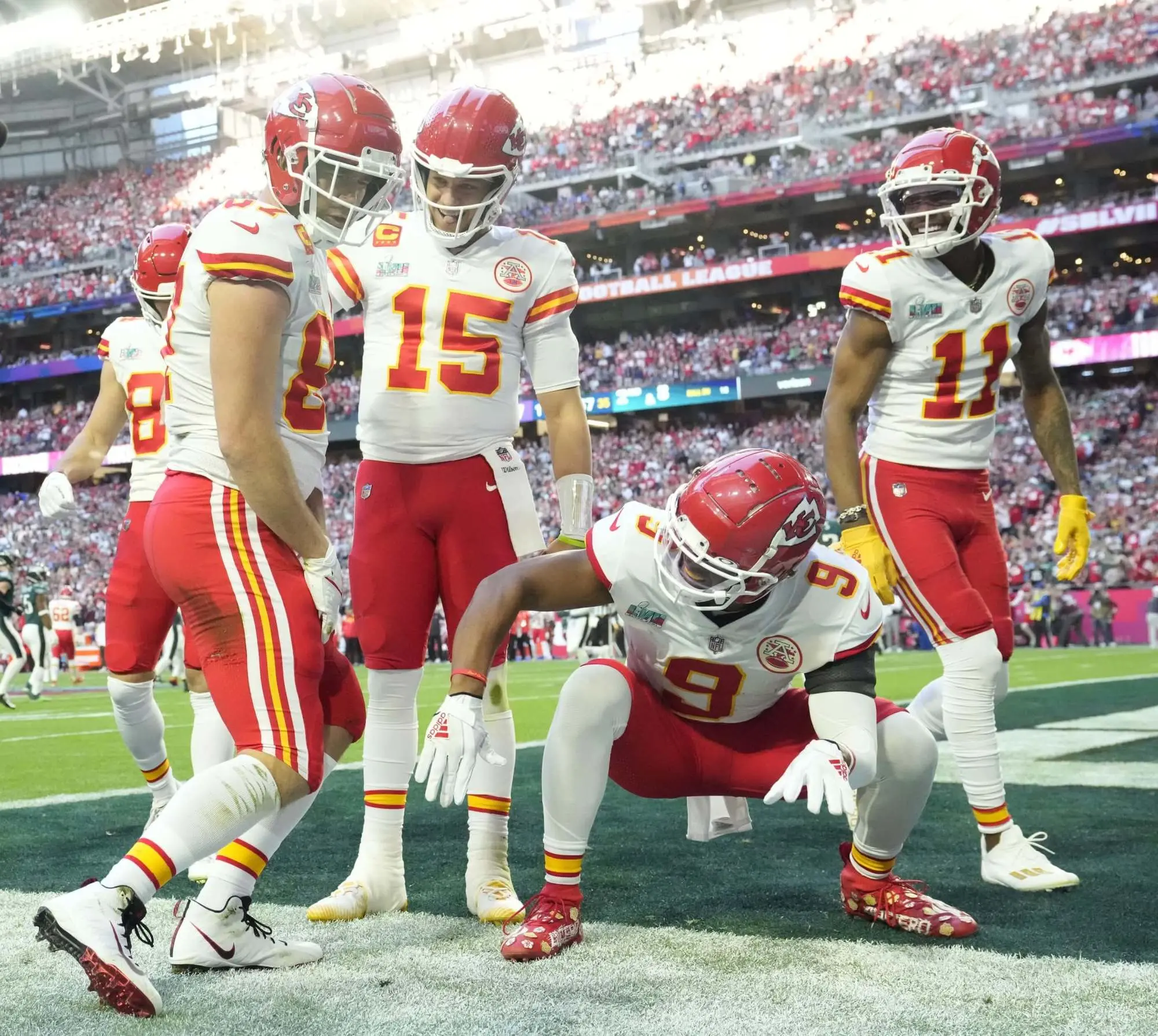 kansas-city-chiefs-travis-kelce-patrick-mahomes-philadelphia-eagles-super-bowl-lvii