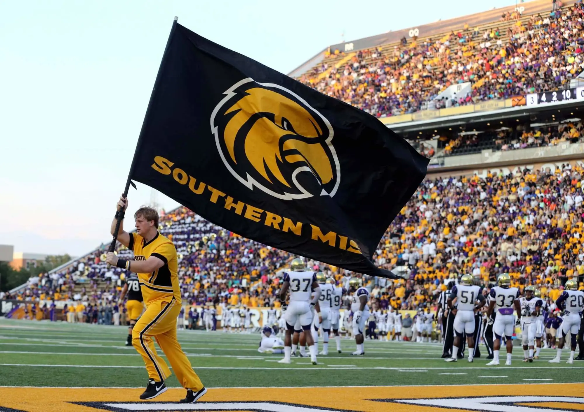 southern-miss-golden-eagles-cheerleader-mississippi