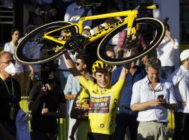 Jonas Vingegaard from Jumbo-Visma celebrates his overall victory in the 2022 Tour de France at the finish line in Paris. (Image: Christian Hartmann/Reuters)