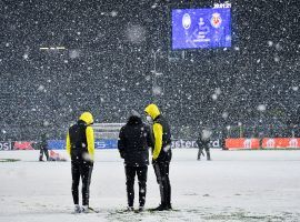 Players went out to warm-up ahead of the match, but the ref finally decided to postpone the encounter by a day. (Image: Twitter/cbssportsgolazo)