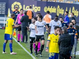 Valencia's players walked off the pitch in their game vs Cadiz after Mouctar Diakhaby was allegedly racially abused by Juan Cala (Photo: valenciacf.com)