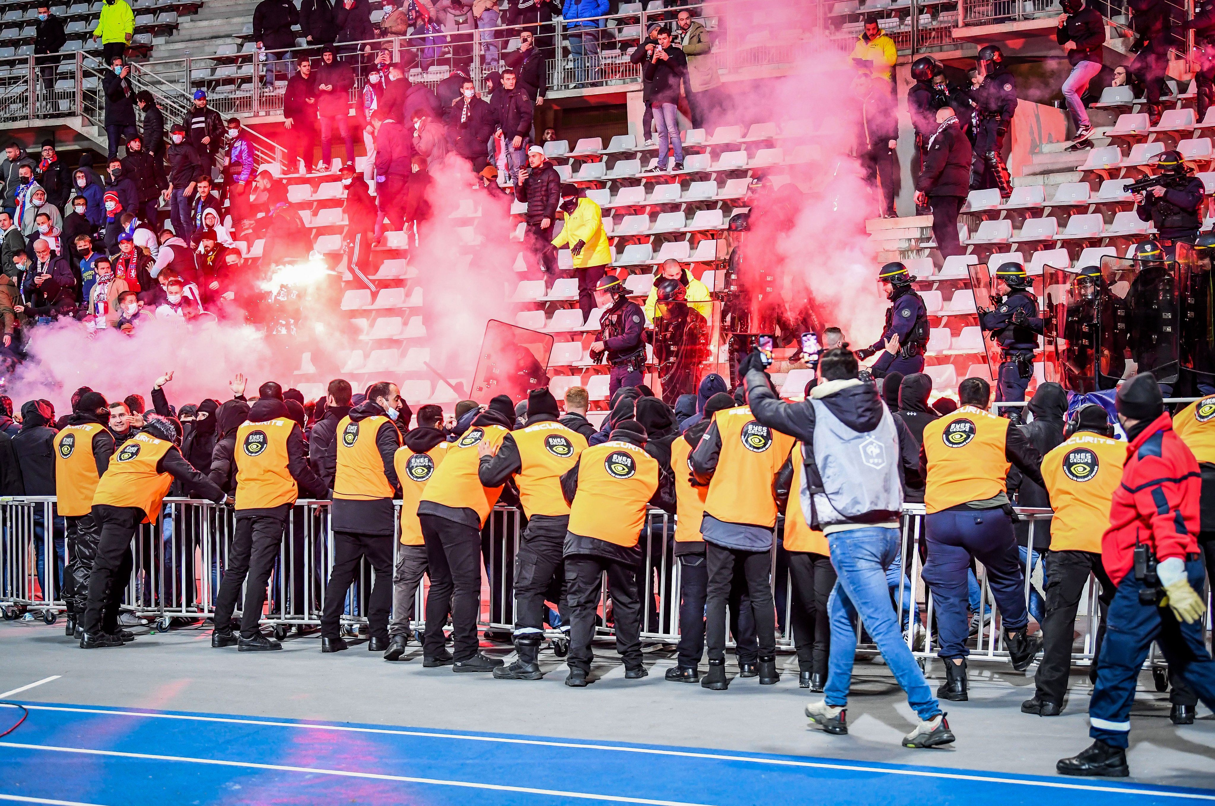 Paris FC - Lyon clashes