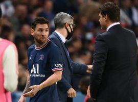 Messi looked confused after being subbed off during PSG's 2-1 win over Lyon on Saturday evening. (Image: Twitter/footballogue)